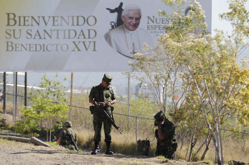 Soldados vigiam região próxima à casa onde o Papa ficará hospedado em Leon, local da primeira parada do Pontífice no México | Edgard Garrido/Reuters