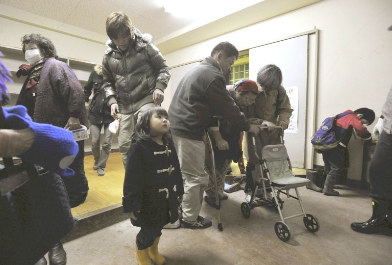 Japoneses retornaram para suas casas depois que um alerta de tsunami foi emitido ontem em Kamaishi, na província de Iwate | Yomiuri Shimbun/Reuters