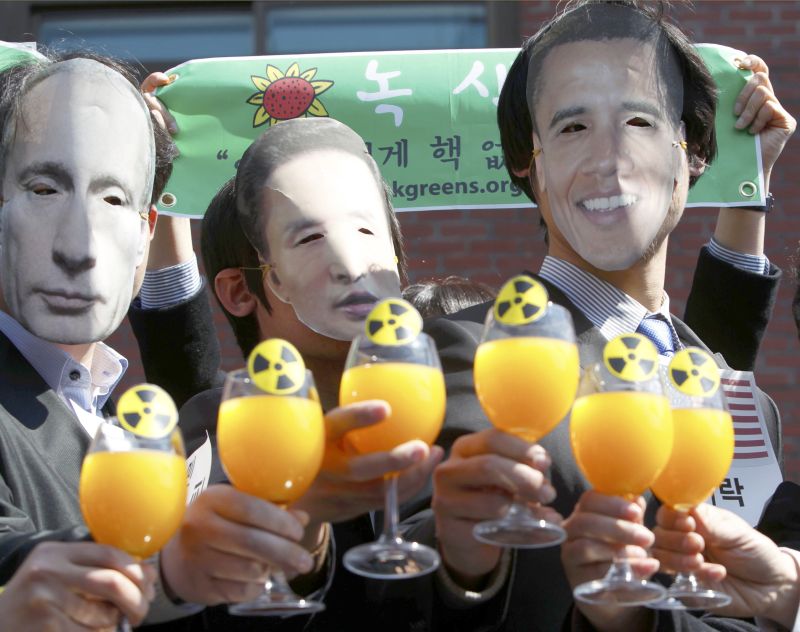 Manifestantes usam máscaras com fotos de líderes da Rússia, Coreia do Sul e EUA durante protesto antinuclear em Seul | Kim Hong-Ji/Reuters