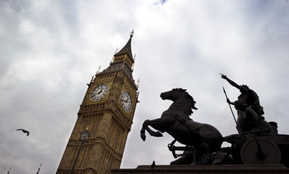 Parlamento britânico decide que visitar Big Ben continuará sendo gratuito Cerca de 10 mil pessoas visitam todos os anos o Big Ben, o que custa anualmente aos contribuintes britânicos 93 mil libras (US$ 145.851 mil), segundo cálculos do Parlamento | Adrian Dennis/AFP