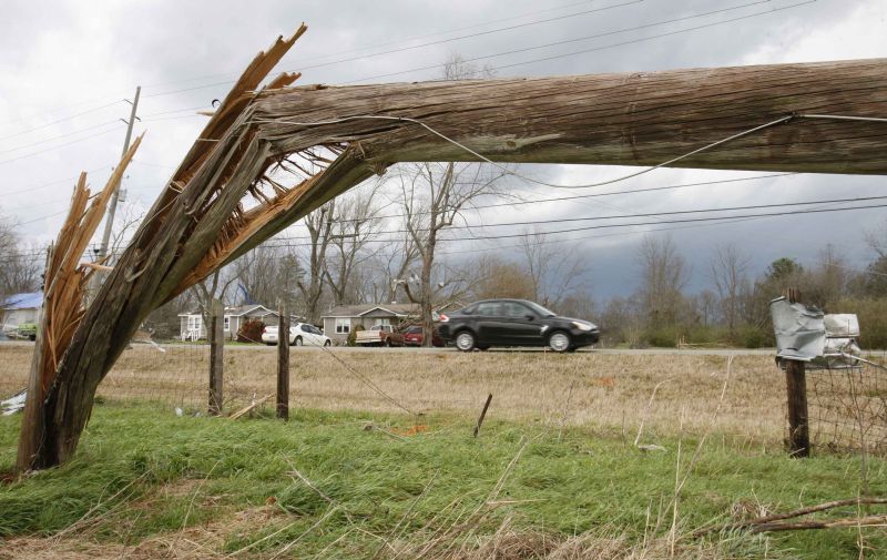 Poste partido pela força do vento em New Market, no estado do Alabama. Onde de tornados deixou o meio-oeste americano em alerta | Harrison McClary/Reuters