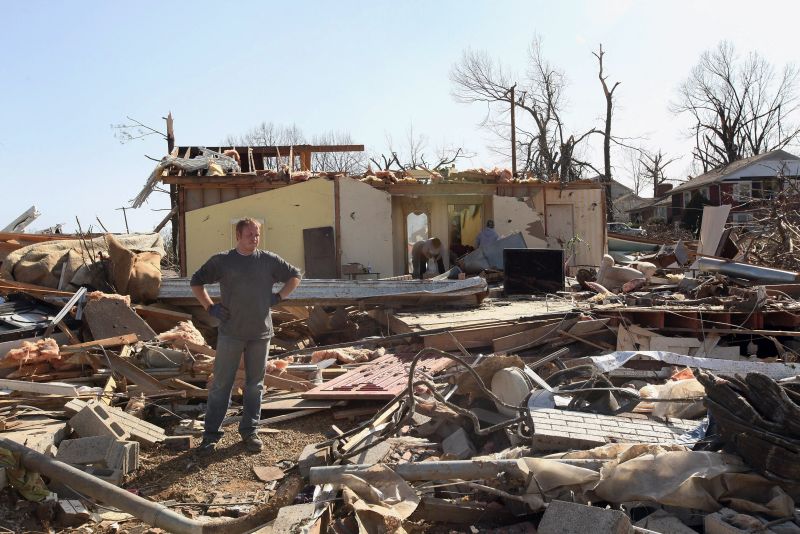 Moradores reviravam nesta quinta-feira as ruínas de suas casas atrás de fotografias e outras lembranças | Olson/Getty Images/AFP