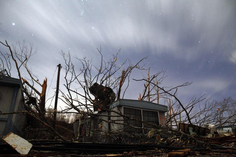 A casa danificada é vista na sequência de um tornado em West Liberty, Kentucky | REUTERS/Eric Thayer
