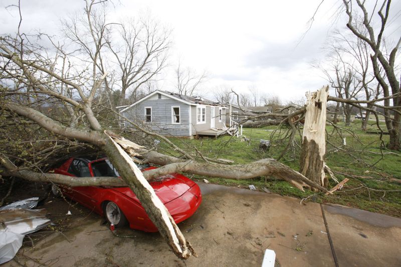 Carros e casas foram danificados em New Market, no Alabama. No estado de Indiana, ao menos quatro pessoas morreram por causa dos tornados | Harrison McClary/Reuters