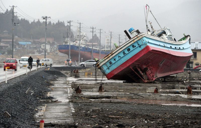 Vestígios do tsunami que arrasou parte do Japão em março do ano passado ainda são vistos no porto da cidade de Kesennuma | Toshifumi Kitamura/AFP