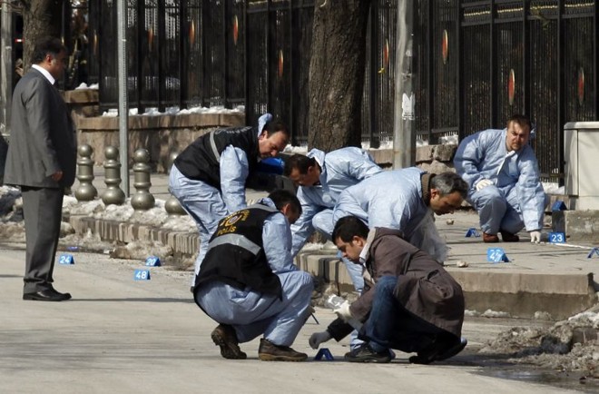 Policiais forenses inspecionam local de explosão de bomba na capital da Turquia | REUTERS/Umit Bektas
