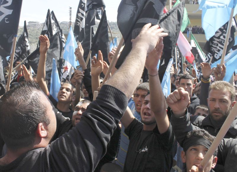 Sírios e libaneses que vivem na área de Wadi Khaled, perto da fronteira, protestam contra a repressão do governo sírio sobre a oposição | Roula Naeimeh/Reuters