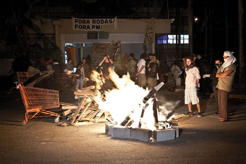 Cenas de uma ocupação: desde novembro do ano passado, presença de policiais na USP desperta a ira de parte dos alunos | Helio Hilarião/Folhapress
