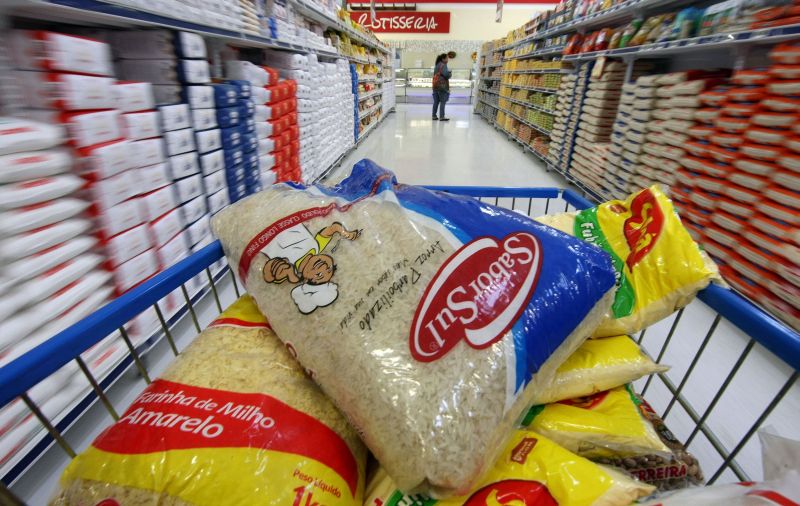 Carrinho de compras em supermercado de Curitiba: alimentos puxam a alta nas vendas | Valterci Santos/Arquivo/ Gazeta do Povo