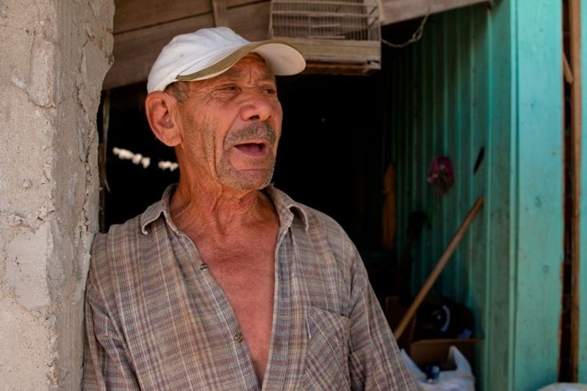 Servino se queixa das ruas de terra em dias de chuva |