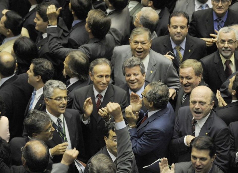 O relatório do deputado Paulo Piau (ao centro, de gravata vermelha) foi apoiado pelo PMDB, que foi o fiel da balança na votação | Fábio Rodrigues Pozzebom/ABr