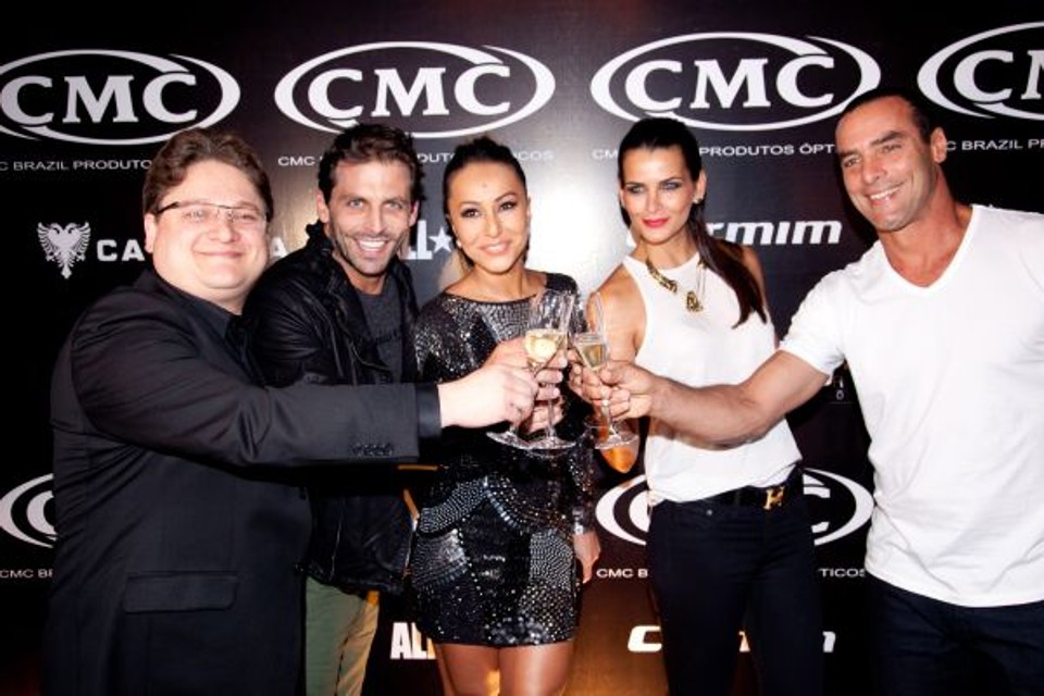 O presidente da CMC, Ricardo Zorzenão (à esq.), recebeu convidados de todo o país, na última quinta-feira, no Castelo do Batel, para o lançamento das linhas de óculos Ecko e dos relógios Carmim. Os modelos Fernanda Motta e Paulo Zulu (ambos à dir.), o ator Henri Castelli e a apresentadora Sabrina Sato foram as estrelas do evento, assinado por Rossana Lazzarotto de Oliveira | Iko Eventos