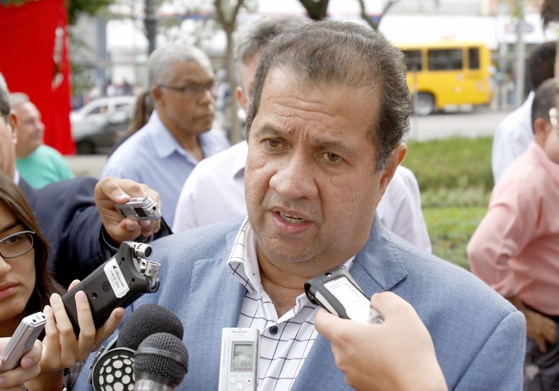 Carlos Lupi: ao invés de subir, ele desceu a rampa... | Henry Milleo/ Gazeta do Povo