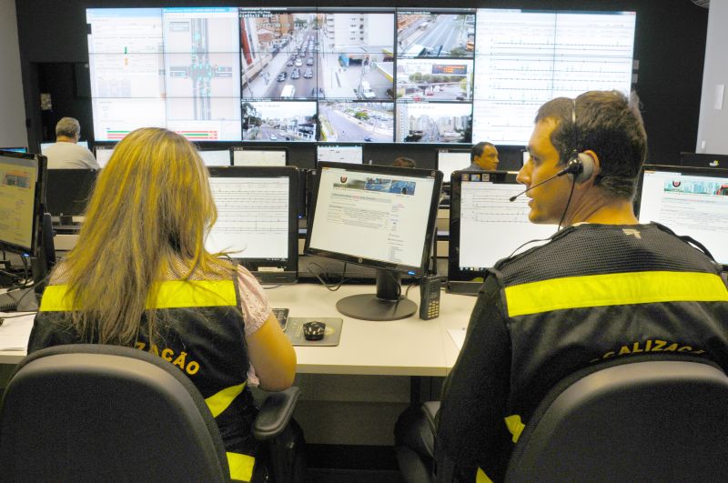 Da central, fiscais informam, por painéis, sobre ruas bloqueadas e a localização de ônibus | Daniel Caron/ Gazeta do Povo