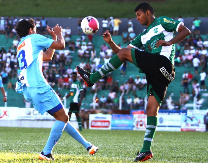 Thiago Adan (à direita), do Arapongas, está nos planos do Furacão | Roberto Custódio / Jornal de Londrina