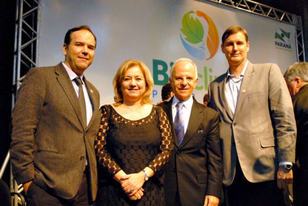 Iniciativas ambientais de ONGs e de empresas privadas receberam reconhecimento na noite de terça-feira, quando o governador Beto Richa entregou, em solenidade na Fiep, o Certificado Bioclima para Clóvis Borges, da SPVS, Alfredo Lalia, do HSBC, Giem Guimarães, da Posigraf, Miguel Gellert Krigsner, da Fundação Grupo Boticário, e para os proprietários de áreas para conservação Gabriel Campagnolo (in memoria) e José Orlando Crema. Na foto, os homenageados Giem Guimarães, Miguel Krigsner e Clóvis Borges ladeiam Malu Nunes, diretora-executiva da Fundação O Boticário | Anderson Tomelim