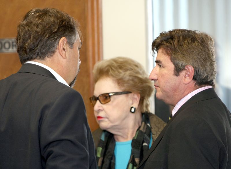 Os vereadores Derosso, Nely Almeida e Garcez, presidente do Conselho de Ética, conversam durante sessão da Câmara | Aniele Nascimento/ Gazeta do Povo