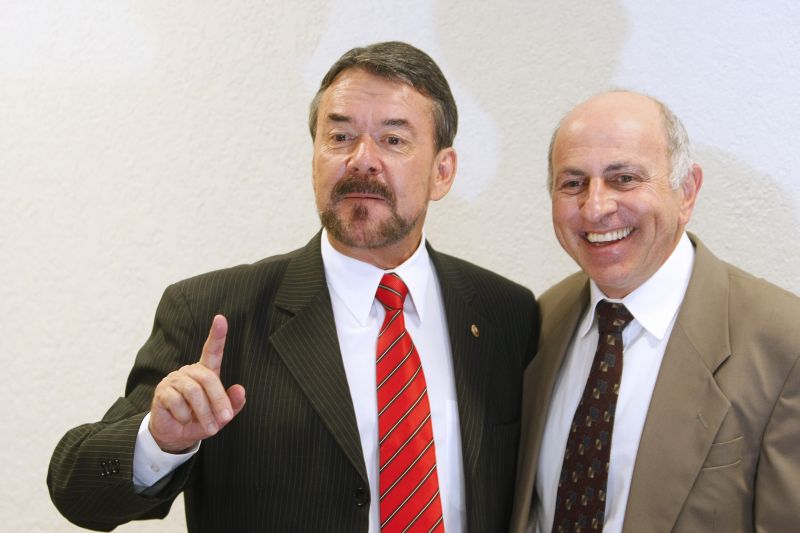 Gilberto Giacoia, à direita, assume o cargo de procurador-geral de Justiça do MP-PR que era de Olympio Sotto Maior Neto, à esquerda | Antônio More / Agência de Notícias Gazeta do Povo