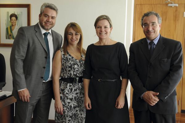 A direção do Hospital Erasto Gaertner, referência no tratamento do câncer no Sul do país, visitou a ministra-chefe da Casa Civil, Gleisi Hoffmann, em seu gabinete, na última quarta-feira, em Brasília. O médico coordenador do hospital, Leandro Ribeiro (à esq.), a médica superintendente Claudiane Minari (de vestido estampado) e o assessor de relações institucionais Mario Bosso (à dir.), apresentaram à ministra o Relatório Anual de Atividades de 2011 | Paulo H. Carvalho