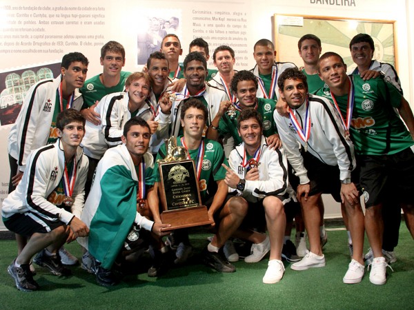 Jogadores campeões da Dallas Cup com a taça no Memorial do Coritiba, no Couto Pereira | Divulgação Coritiba