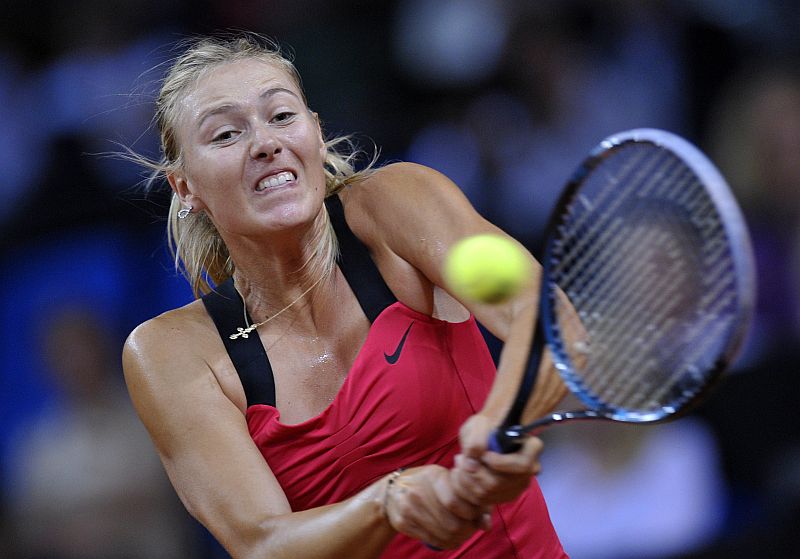 Sharapova suou para eliminar a australiana Samantha Stosur | Thomas Kienzle / AFP