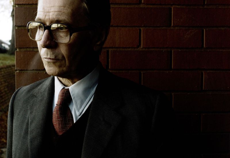 Gary Oldman é George Smiley, espião que investiga um suposto caso de infiltração no serviço secreto britânico | Divulgação