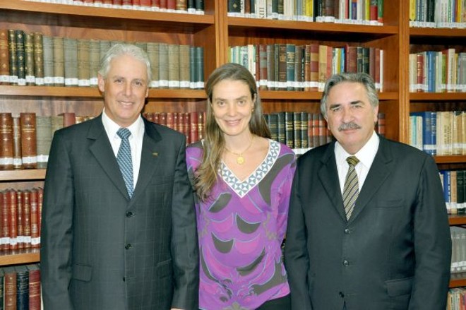 Os presidentes do Instituto dos Advogados Paraná, Carlos Eduardo Hapner (à esq.), e da OAB-PR, José Lucio Glomb, com Ana Amélia Cunha Pereira Filizola, diretora da Unidade Jornais do GRPCom, no lançamento da segunda edição do Prêmio Francisco Cunha Pereira Filho realizado nesta quinta-feira na sede do Instituto |