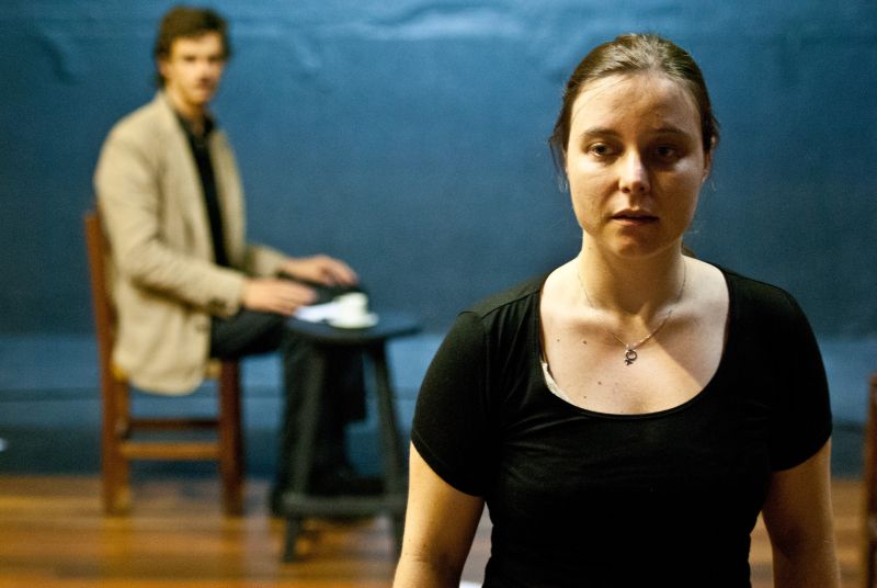 Casal tenta esconder fatos que surgem como sombras | Olívia DAgnoluzzo/Divulgação