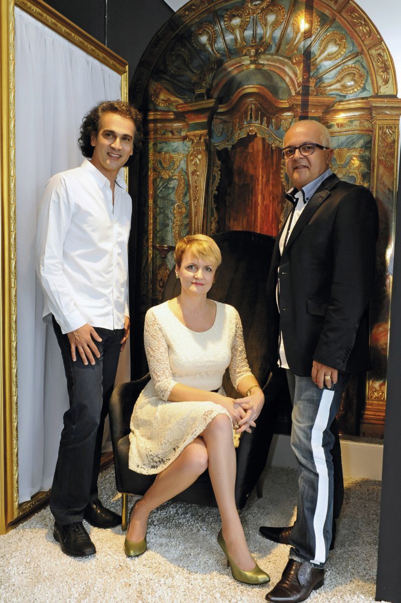 Eviete Dacól, diretora do Grupo Inove, com o artista plástico Wilson Pinto (à esq.) e o designer e cenógrafo Lupércio Manoel e Souza na Vitrine Art, criada pelos dois, um dos ambientes da Mostra DesignArt 2012 aberta na terça-feira na Inove Decoração do Jardim Social | Gerson Lima