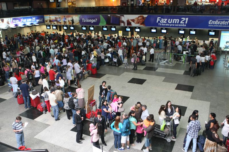 Nevoeiro provocou cancelamentos e filas | Aniele Nascimento/Agência de Notícias Gazeta do Povo