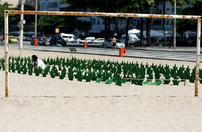 As folhas de maconha espalhadas pela areia da praia chamavam a atenção dos turistas que passeavam nesta sexta pelo famoso calçadão de Copacabana | 