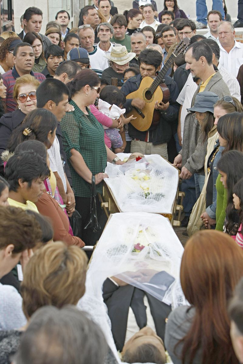 Velório dos irmãos Grando: familiares e amigos lamentam a impunidade | Daniel Castelano / Gazeta do Povo