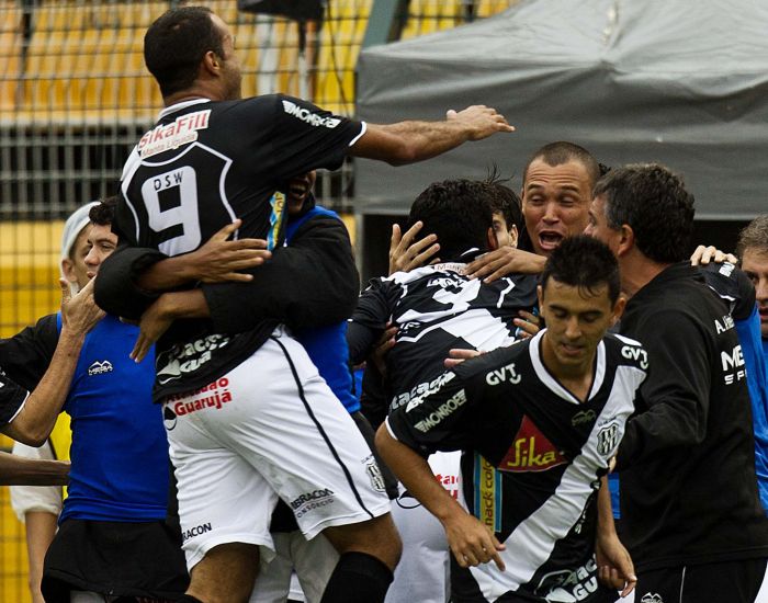 Jogadores da Ponte Preta fizeram a festa no Pacaembu: vitória por 3 a 2 classificou a equipe de oitava melhor campanha paras as semifinais, e eliminou a melhor | Eduardo Knapp/Folhapress