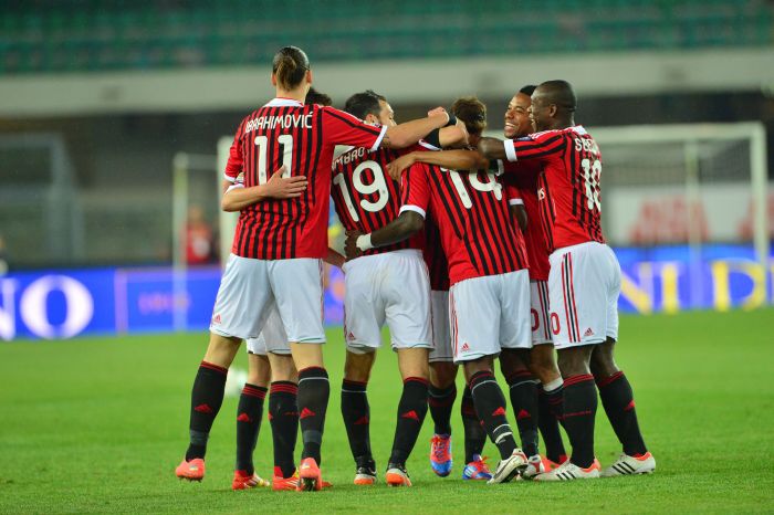 Jogadores do Milan comemoram o gol de Muntari que deu a vitória ao time na partida desta terça-feira em Verona contra o Chievo | Giuseppe Cacace/AFP
