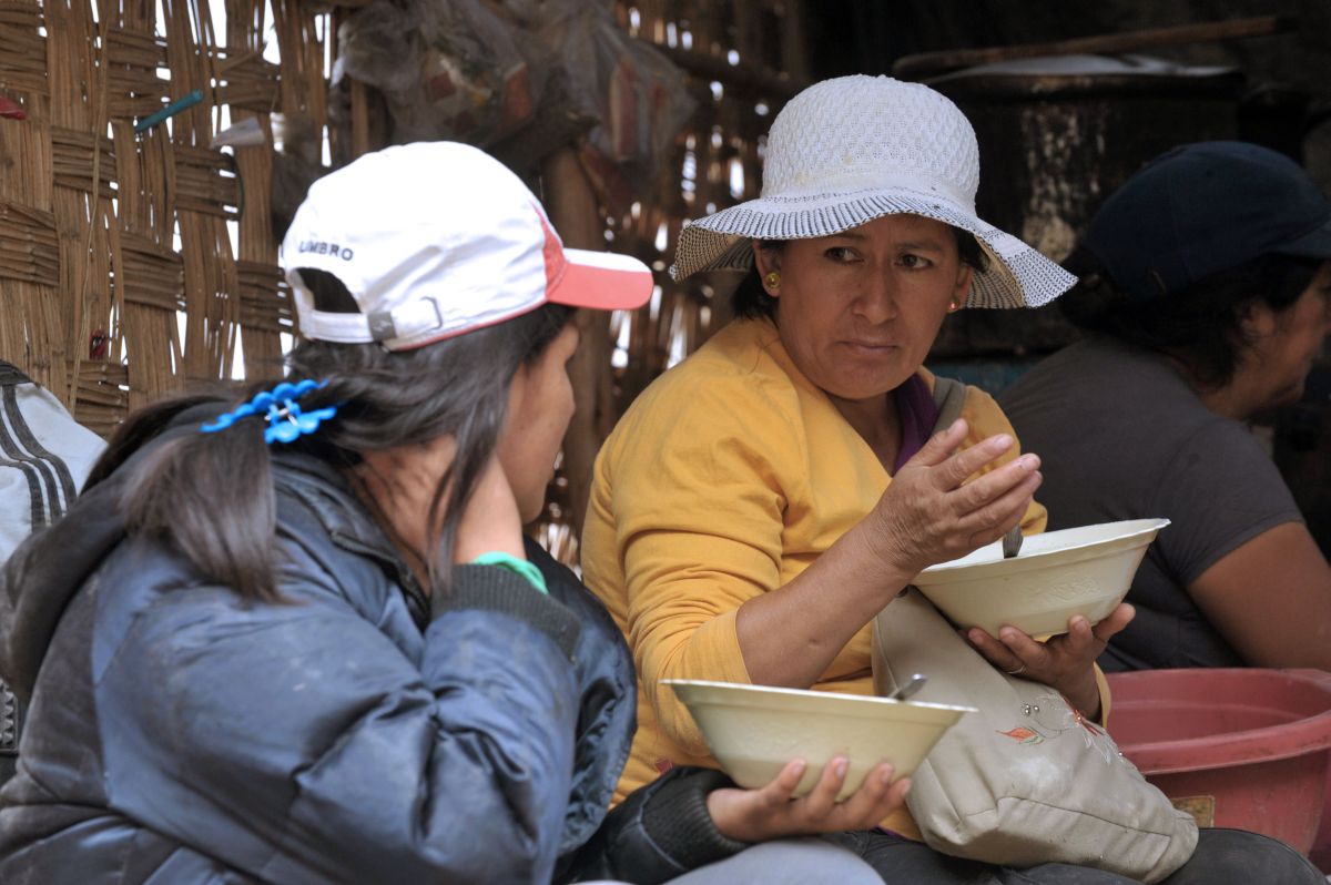 As mulheres dos mineiros aguardam o resgate. Nove trabalhadores estão soterrados | AFP PHOTO/CRIS BOURONCLE