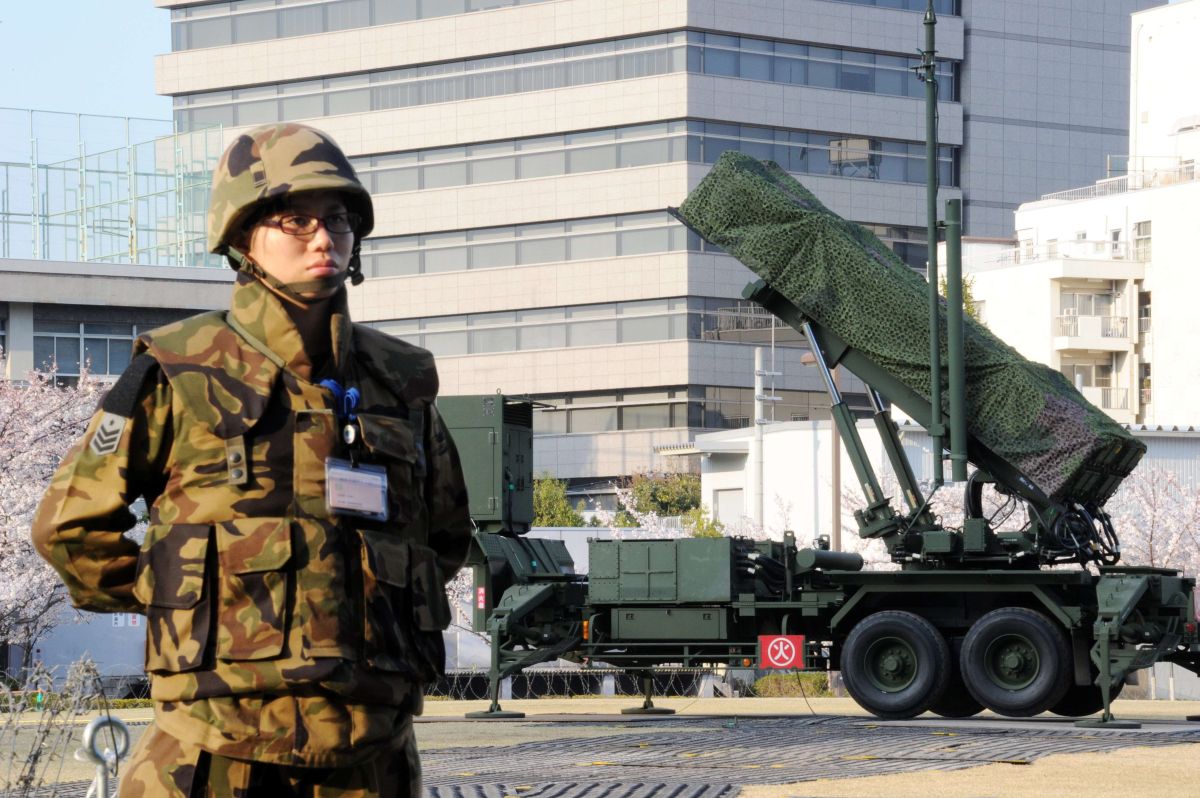 Soldado japonês em frente ao equipamento antimíssil: Japão busca se proteger | AFP PHOTO / Yoshikazu TSUNO