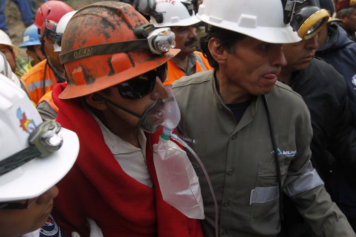 Um dos mineiros saiu caminhando com dificuldade e usando máscara de oxigênio | REUTERS/Mariana Bazo