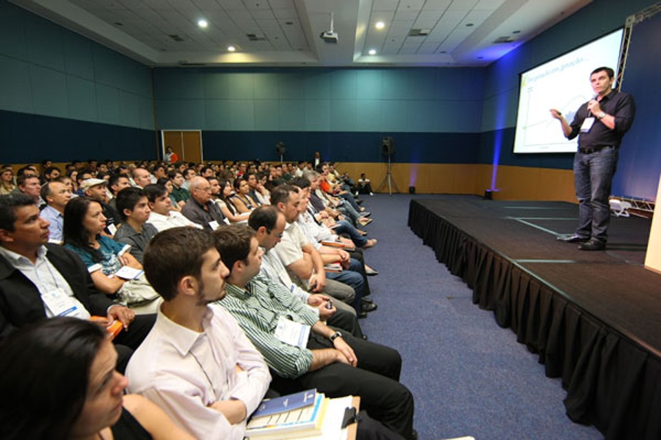 Palestra do consultor financeiro Gustavo Cerbasi, durante a ExpoMoney Curitiba 2012. | Ivonaldo Alexandre/Gazeta do Povo
