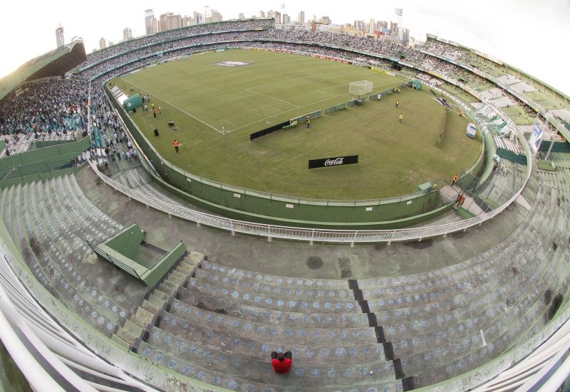 Funcionário do Atlético no lado vazio do Atletiba de torcida única | Daniel Castellano/ Gazeta do Povo
