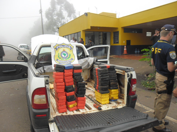 As drogas estavam escondidas nos compartimentos laterais da caçamba. | Divulgação/PRF