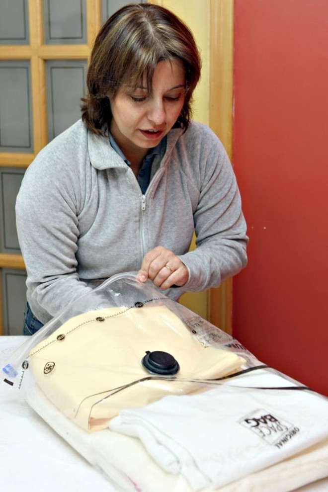 Roupas- Para roupas, lençóis, fronhas, travesseiros, cobertores, toalhas de mesa e de banho, além de panos de prato e de limpeza, indica-se o uso de embalagens de TNT ou as space bags. As primeiras, deixam a roupa respirar e evitam que elas fiquem amareladas. As segundas, dispõe de mecanismo que deixa o interior da embalagem no vácuo, evitando proliferação de bolor e mofo |