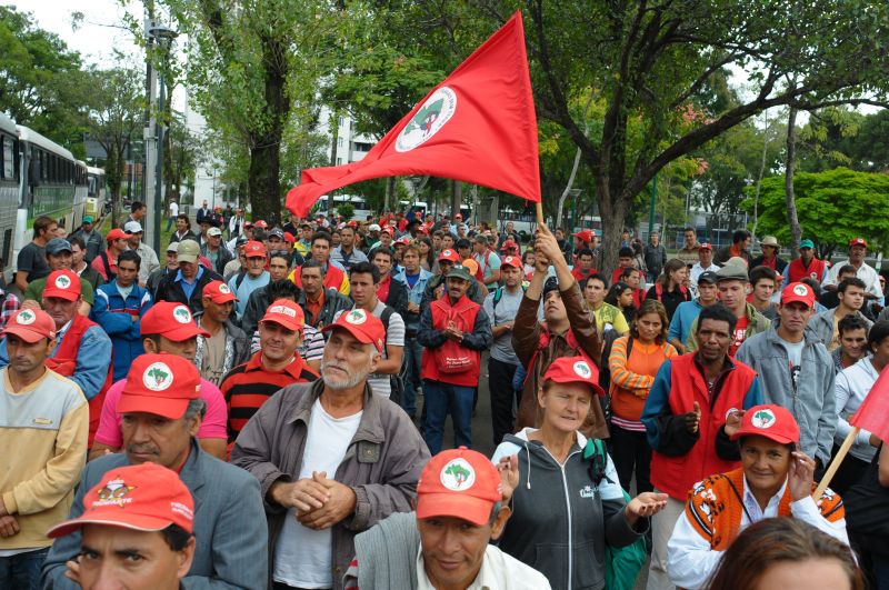 Integrantes do MST se reuniram na manhã desta segunda-feira (16) em Curitiba. Ato, que prevê a ocupação da sede do Incra na capital, faz parte da "jornada de luta" na campanha Abril Vermelho, com manifestações em vários locais do país | Daniel Caron/Agência de Notícias Gazeta do Povo
