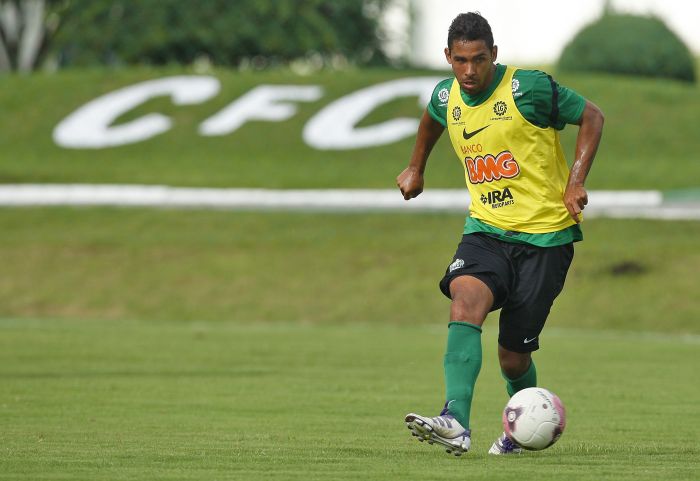 O zagueiro Demerson será o único titular do Coritiba nesta quarta-feira que participou do jogo de 2010 em Arapiraca | Daniel Castellano/Gazeta do Povo