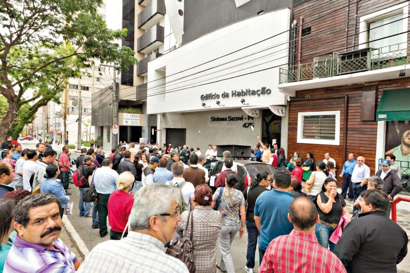 Desde a última terça-feira (27), empregados permanecem na frente do Secovi-PR para pedir melhores salários | Diego Pisante/ Gazeta do Povo