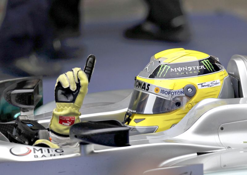 Nico Rosberg faz o tradicional gesto do número 1 para celebrar a primeira conquista na F1. Foi algo que domou para chegar | Aly Song/ Reuters
