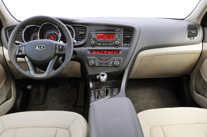 Interior em dois tons é um dos aspectos que coloca o Optima na briga com os luxuosos; volante é multifuncional. |