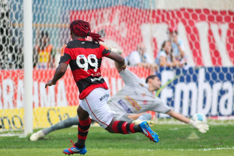 Vagner Love foi decisivo para o Flamengo contra o Bangu | Rui Porto Filho/ Folhapress