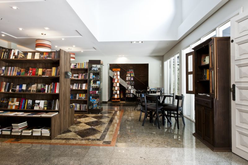 A livraria mantém em suas estantes títulos raros e o chamado fundo de catálogo de editoras | Leticia Akemi/Gazeta do Povo