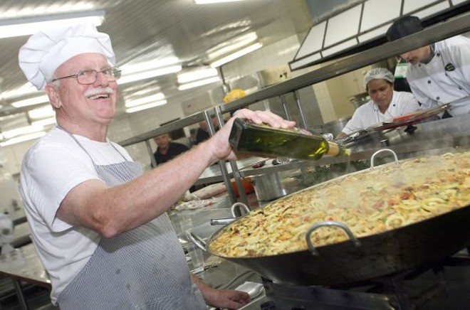 Ivo Arthur, que participou do evento pelo 15º ano consecutivo, caprichou no tempero da paella que preparou no Jantar das Estrelas, em benefício do Lar O Bom Caminho, no Clube Curitibano |