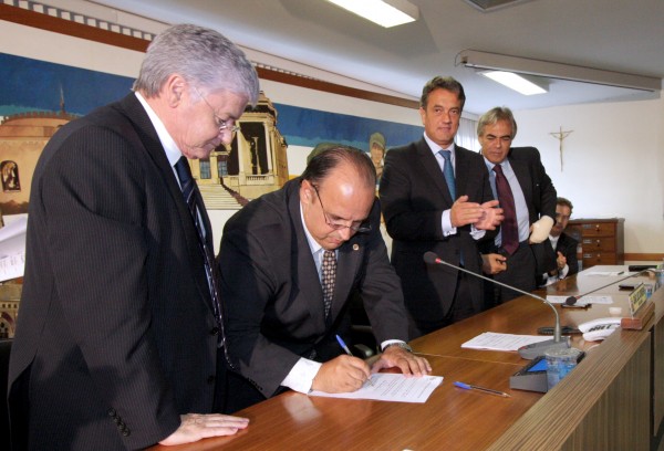 Assinatura do convênio entre Assembleia Legislativa e Câmara Municipal de Curitiba permitirá transmissão das sessões municipais. | Nani Gois/Alep